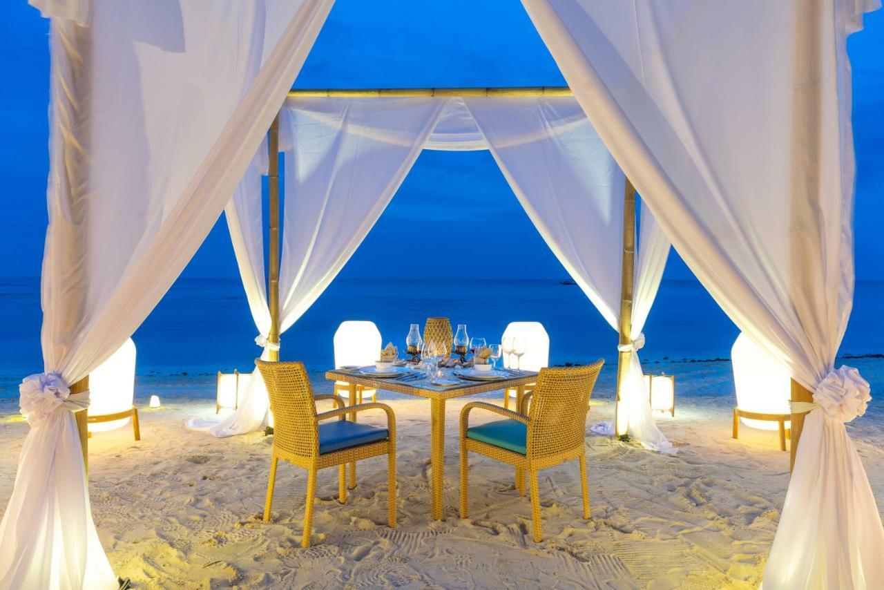Oceanica Resort Panglao, Bohol Exterior foto A beachside dining experience at the resort